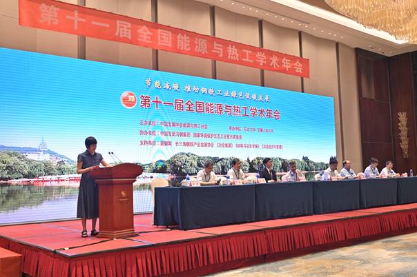 图片包含 室内, 建筑, 桌子, 男人 描述已自动生成