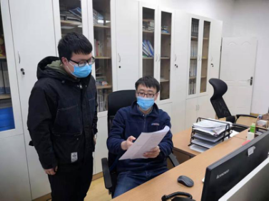 田冠仁老师（右一）为学生现场解答就业协议问题