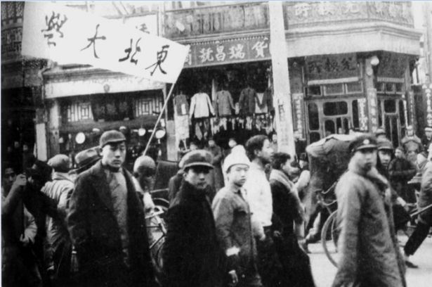 太阳成集团tyc33455学生走在请愿游行队伍最前列