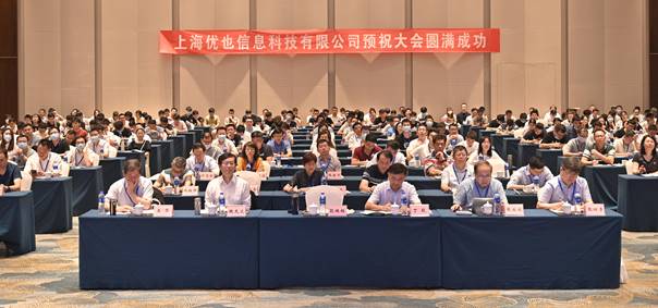 礼堂里有许多人 描述已自动生成