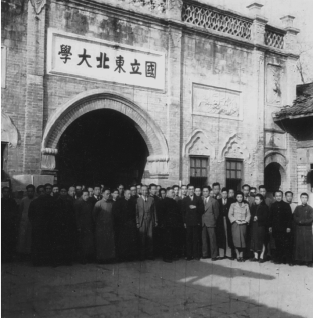 离开三台返回沈阳前全体教职员在礼堂前合影