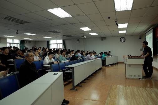 房间里有许多人  描述已自动生成