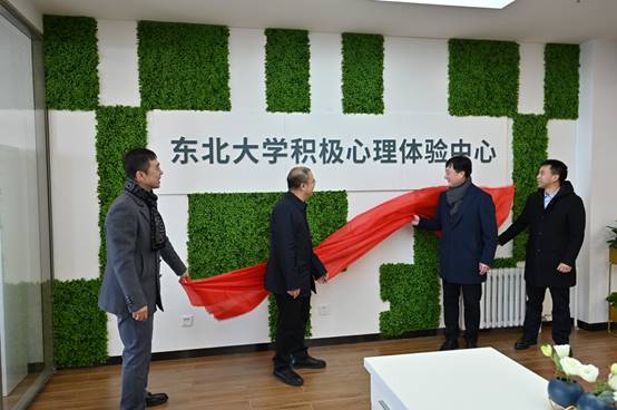 一群人站在桌子上 中度可信度描述已自动生成