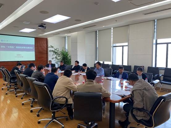 会议室里的人们  描述已自动生成