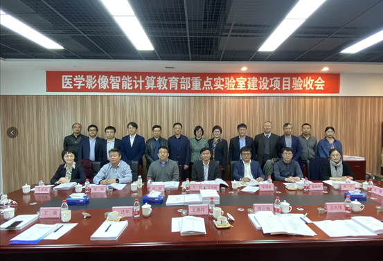 会议室里的人们 描述已自动生成