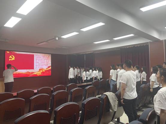 会议室里的人们  描述已自动生成