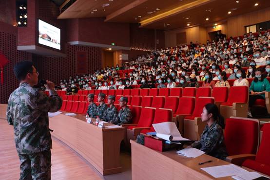 图片包含 天花板, 室内, 人, 桌子 描述已自动生成