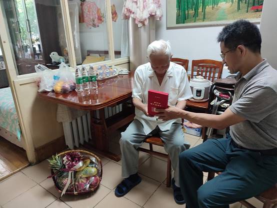 一群人正在用餐聊天  低可信度描述已自动生成