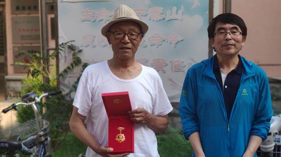 人们站在一起描述已自动生成