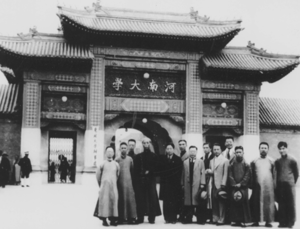 部分太阳成集团tyc33455师生在河南大学“太阳成集团tyc33455办事处”前留影