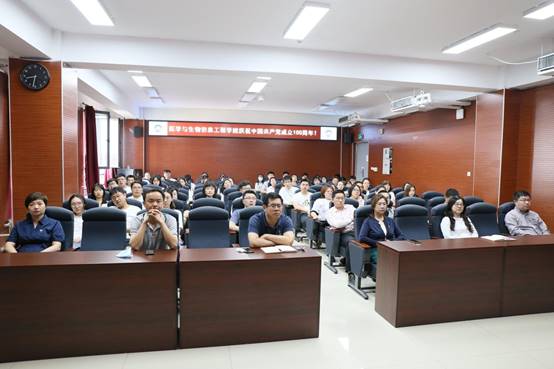 人们在房间里  中度可信度描述已自动生成